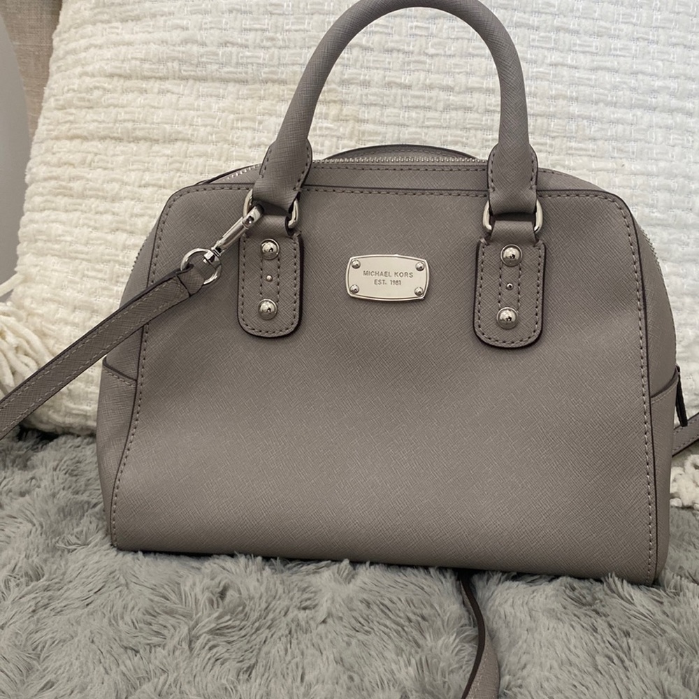 Michael kors purse with removable strap!